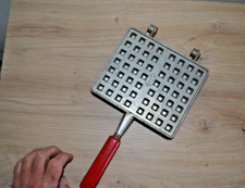 Gaufrier ancien en aluminium