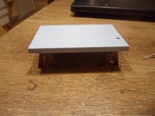 Table bleu sur Tréteaux