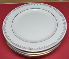 10 Assiettes plates Estampillées « L’Amandinoise » blanches et dorées