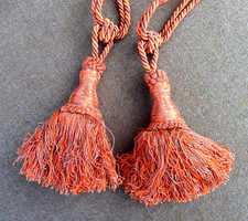 PAIRE D'EMBRASSES À RIDEAUX