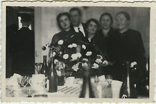 ANTIQUE PHOTO - VINTAGE SNAPSHOT - CURIOSITY TABLE ALCOHOL BOTTLE FLOWERS-WINE