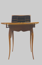 bureau capucin à mécanisme en merisier massif finement sculpté . XIX siècle .