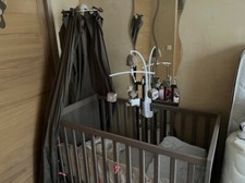 lit A BARREAU MARRON bébé avec matelas PLUS VOILE  PLUS MOBILE 