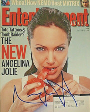 SIGNED FULL MAGAZINE  TOMB RAIDER  ANGELINA JOLIE- EATING APPLE WITH SWITCHBLADE