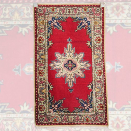 Tapis rouge vintage fait main