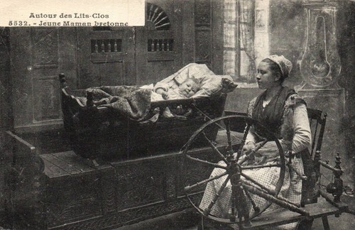 Cpa autour des - lits, clos