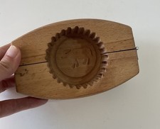 moule à beurre Forme Ronde bois sculpté décor vache art populaire Savoie Chalet