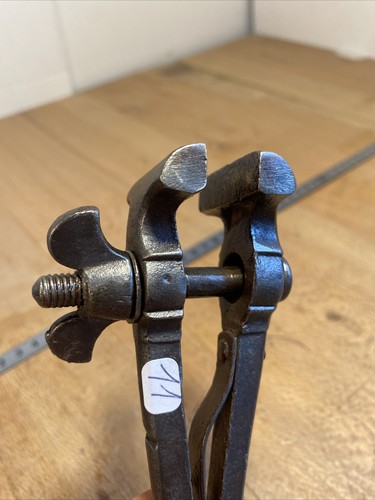 Etau old tool - etau, ancien
