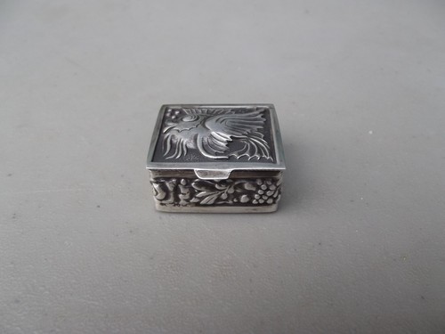 Ancienne boite pilules - à,