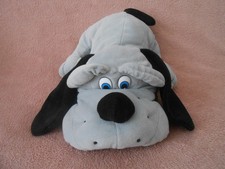 Doudou peluche chien allongé