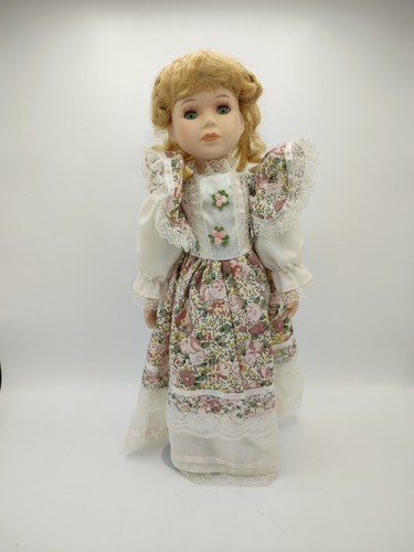 Jolie poupée porcelaine - jolie,