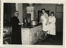 ANTIQUE PHOTO - VINTAGE SNAPSHOT - KITCHEN STOVE FUNNY RELIGION - COOKING
