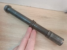 UN AXE DE ROUE AVANT MOTO