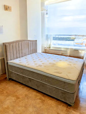 Lit double capitonné beige avec tête de lit élégante et matelas confort premium