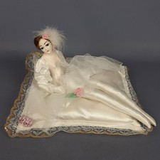 Poupée Sur Coussin En Porcelaine Tissu Rembourré Et Dentelle Vintage Années 80