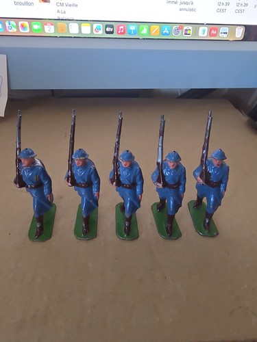 Lot soldats en plomb - ,