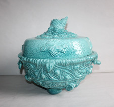 Grande soupière en faïence de Gien, décor Neptune, barbotine coquillage poisson