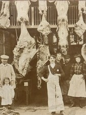 Carte Postale Photographie Vers 1900 & Abattoir & Boucherie & Charcuterie .