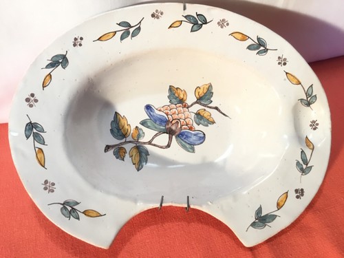 Plat barbe faïence à - barbe, en