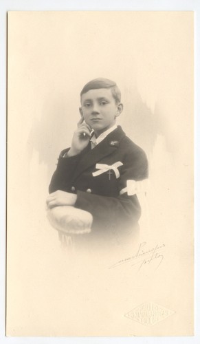 Jeune garçon communiant prie