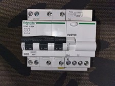 DISJONCTEUR A9N21068