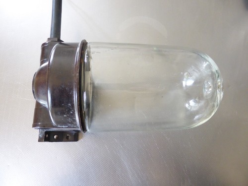 Ancienne lampe cour ferme - de,