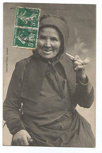 Vieille bretonne fumant - fumant, la