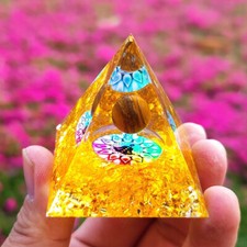 ORGONITE PYRAMIDE EN CITRINE SPHERE OEIL DE TIGRE