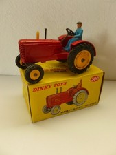 Authentique tracteur MASSEY