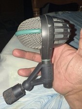 AKG D112 Dynamic Kick Drum Microphone – Classic Bass Drum Mic – Excellent