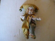 Poupée en porcelaine arlequin