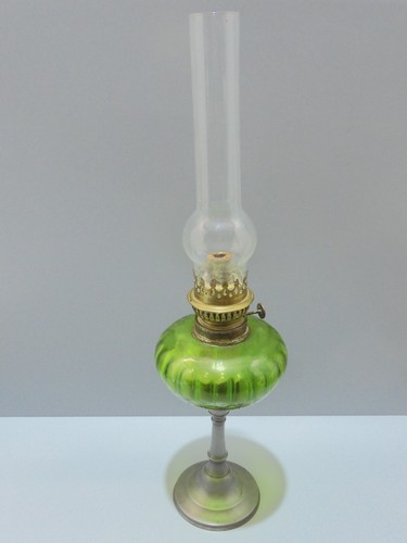Ancienne lampe a - lampe, petrole