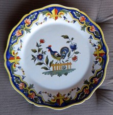 ASSIETTE AU COQ en faïence de DESVRES, décor ROUEN