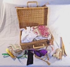 VALISE OSIER CONTENANT LOT