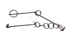 Chaînes pour cheminée avec barres et anneaux torsadés.