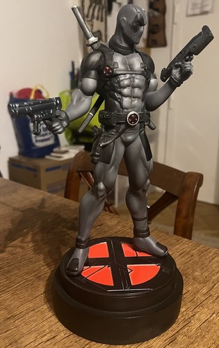Statue deadpool bowen force - deadpool,