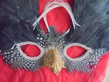 Ancien masque en plumes de