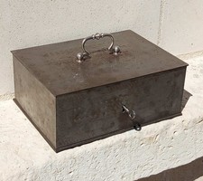 ancien petit coffre-fort en