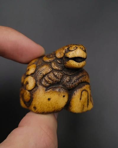 Netsuke shishi sur un - shishi,