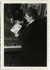 ANTIQUE PHOTO - VINTAGE SNAPSHOT - PIANO PLEYEL CARD READING STATUE BUST