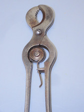 -PINCE ANCIENNE METAL à RESSORT CASSE NOIX NOISETTES? Sortie de GRENIER   D