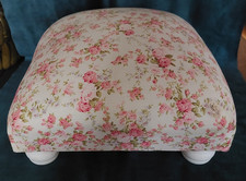 Repose pieds pouf tissu fleuri rose