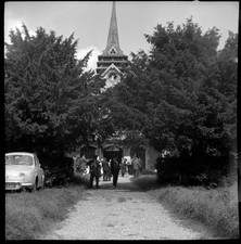 Eglise chemin voiture mariage