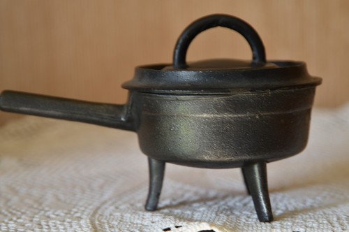 Ancienne cocotte pied - , tripode