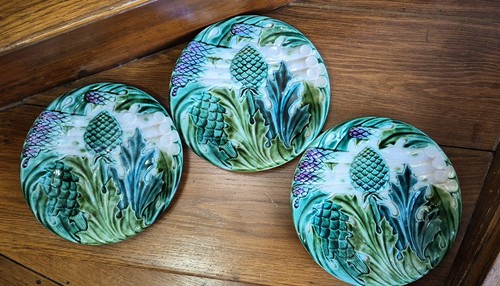 Trois assiettes barbotine