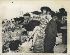 1946 Press Photo Mistinguette and Lino Carenzio enjoy the sights of Ancient Rome
