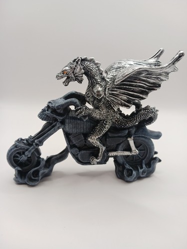 Figurine dragon motard sur