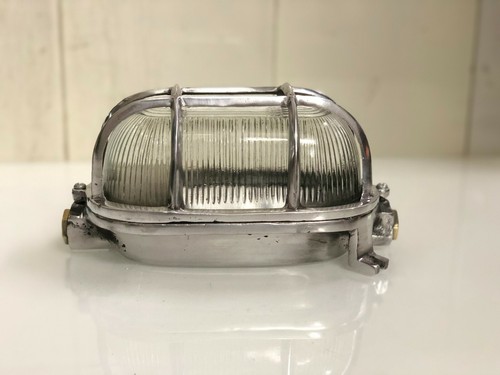Lampe industrielle pour navire