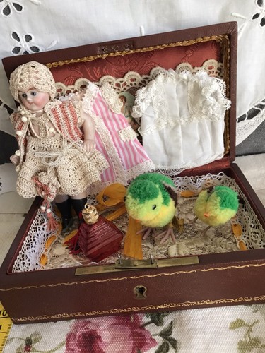 Poupée ancienne dans son - poupée,
