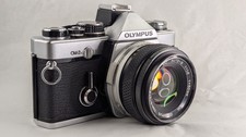 Olympus OM-2 avec son objectif Olympus zuiko 1.8/50 mm